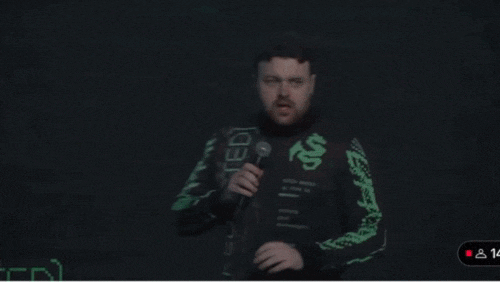 데이비드 모리슨 니어 캠페인 본부장이 지난 10일(현지시각) 오전 태국 방콕에서 열린 리댁티드 행사 오프닝에서 도널드 트럼프 미 대통령 당선인을 모사하고 있다. /니어 제공