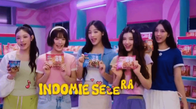 인도네시아 라면 업체 인도미가 최근 출시한 '한국라면' 광고 영상에서 걸그룹 뉴진스의 멤버들이 제품을 홍보하고 있다. 인도미 인스타그램 화면 캡처