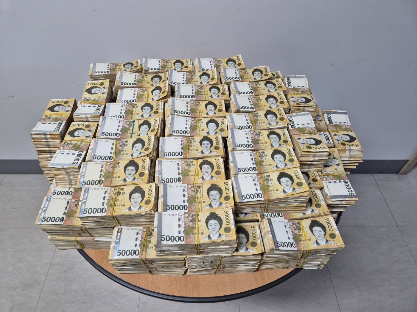 45억 돈다발 쏟아진 사무실…사위·장인 함께 檢 넘겨졌다, 뭔일