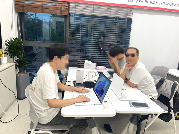 달리는청년들 이미지