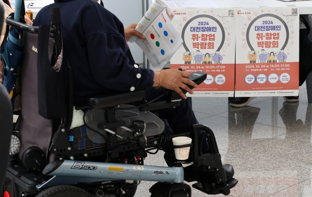 달리는청년들 이미지