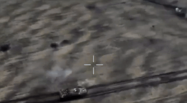 러시아 제810해군보병여단의  최신형 BTR-81A 장갑차 4대가 지난 7일 쿠르스크의 포그레브키 마을 근처에서 지뢰밭에 차례로 진입해 모두 폭발했다. / 출처=로마노프 텔레그램