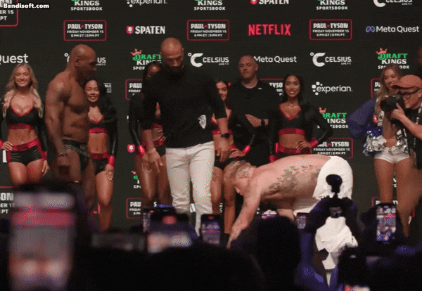 미국 텍사스에서 14일(현지 시각) 마이크 타이슨(왼쪽)이 제이크 폴의 따귀를 때리는 모습. /MMAFightingonSBN