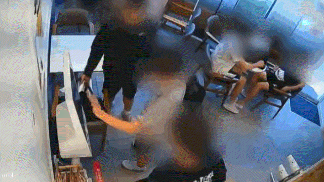 대전의 한 무인카페에서 고등학생 무리가 음료값을 결제하지 않고 음료를 뽑아 마시는 모습. JTBC 사건반장 보도화면 갈무리