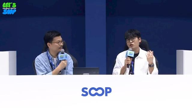조형진(왼쪽) SOOP 서비스부문장과 채정원 e스포츠·게임콘텐츠사업부문장이 14일 지스타 2024 숲 부스에서 오프라인 소통방송을 진행하고 있다. SOOP 제공