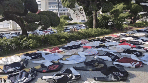 지난 13일 오전 동덕여대 본관 앞에는 각 여대의 학잠들이 줄지어 놓여 있다. [영상=설재윤 기자]