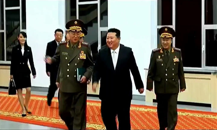 인민군 제4차 대대장, 대대정치지도원대회 참석한 김정은