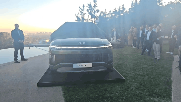 21일(현지시각) 미국 로스앤젤레스(LA)에서 열린 아이오닉9 월드프리미어에서 아이오닉9의 신차용 가림막이 제거되는 모습. /김지환 기자