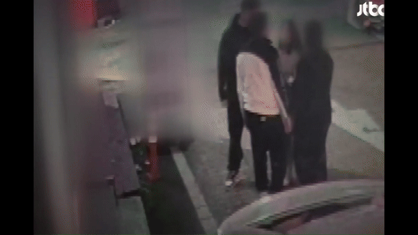 [서울=뉴시스] 2024년 11월 19일 JTBC 사건반장에 보도된 30대 주한미군 중사의 10대 소년 가격 영상.(사진=JTBC 사건반장 갈무리) *재판매 및 DB 금지