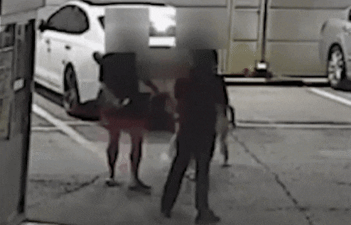 작년 8월 13일 오후 10시 40분쯤 서울 은평구 불광동의 한 건물 주차장에서 부부가 대리기사를 폭행하고 있다. /MBC