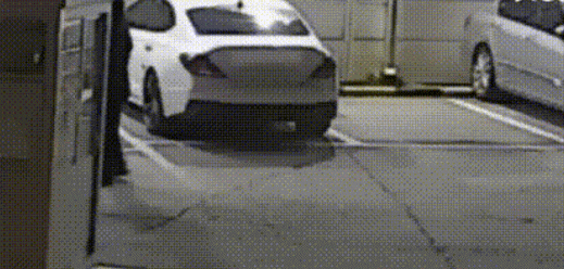 아이가 달려와 대리기사에게 부딪히는 모습이 CCTV에 포착됐다. /JTBC '사건반장'