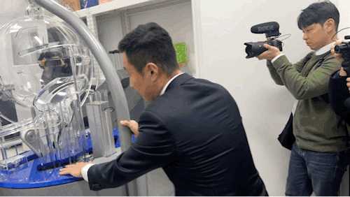 추첨 장비는 보안을 위해 CCTV, 이중 잠금장치와 봉인이 설치된 창고에 보관하고 있다. 메인 추첨기 1개와 예비 추첨기 2개를 관계자들이 창고에서 꺼내는 모습. [김민주 기자]