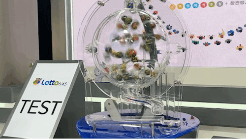 생방송에 사용될 추첨볼이 PC에 제대로 인식되고 있는지 점검하는 모습. 이후 추첨볼을 추첨기에 넣고 테스트해 리허설을 준비한다. [김민주 기자]