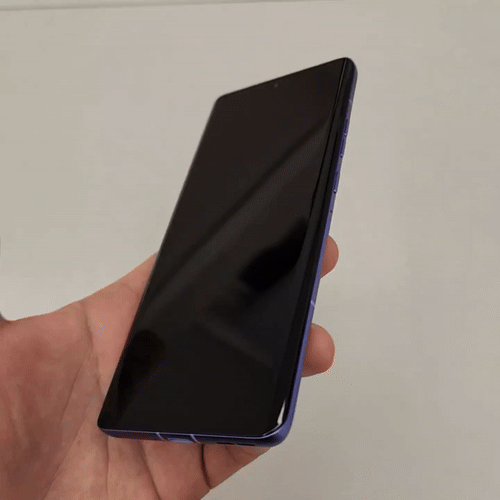 날렵함이 강조된 모토로라&nbsp;‘엣지 50 프로’.&nbsp; &nbsp; 이동수 기자