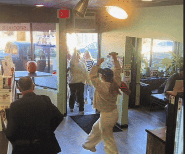 손님들이 카페에 입장하면서 춤을 추고 있다./틱톡