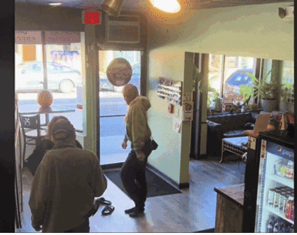 입장시 춤을 추면 무료로 커피를 제공하는 댄스 이벤트가 화제가 되고 있다. /영상=틱톡 캡쳐