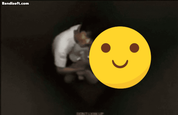 배우 정우성으로 추정되는 남성이 일반인 여성과 네컷 즉석사진을 찍고 있는 영상. [온라인 커뮤니티 갈무리]