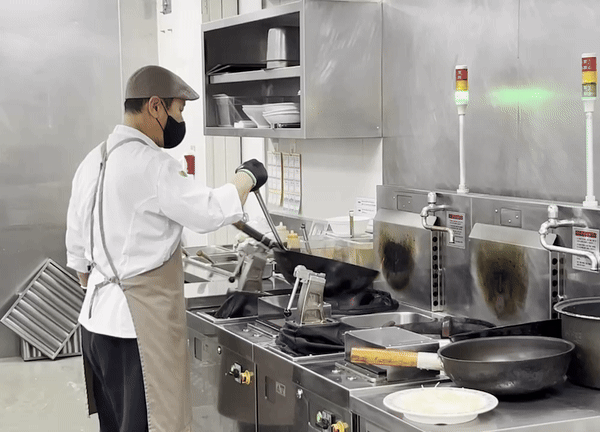 안산복합휴게소 푸드코트에 설치된 만다린로보틱스 조리로봇 '로보틱웍' (사진=지디넷코리아 신영빈 기자)