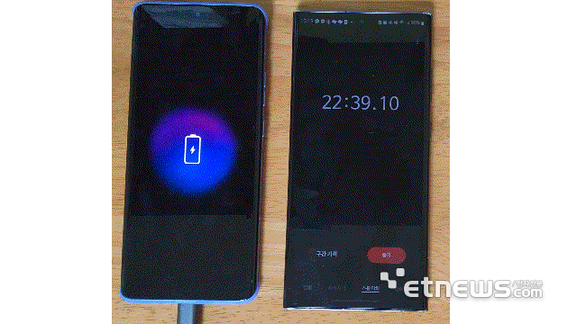 엣지프로50를 100W지원 충전기로 충전 중인 모습. 0%에서 100% 완전 충전까지 약 25분이 걸렸다.