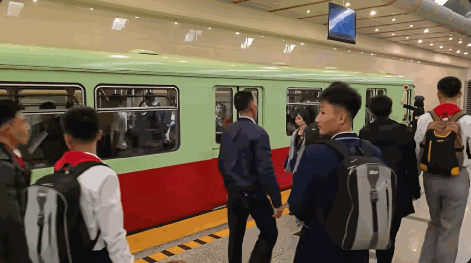 북한 개선역에서 미국 스포츠 브랜드 '언더아머' 가방을 메고 지나가는 학생. 〈영상=유튜브 'PoletMe Aviation Videos'〉