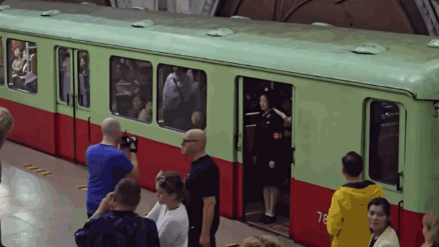 북한 지하철 승강장에는 수신호를 담당하는 안내원이 있다. 〈영상=유튜브 PoletMe Aviation Videos'〉