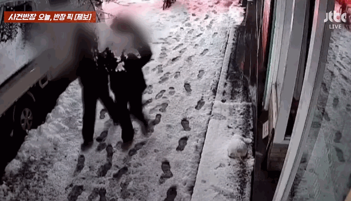 넘어진 눈사람을 다시 세우는 남성의 모습. 〈영상=JTBC '사건반장'〉