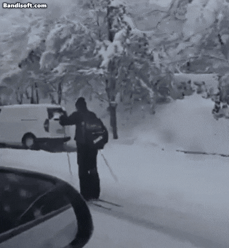 28일 경기 수원 광교에서 스키 타고 도롯가를 달리는 남성의 모습./ 온라인 커뮤니티