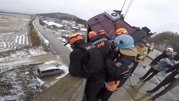 경북 안동시 풍산읍 계평리 중앙고속도로 부산 방향 풍산대교에서 지난 27일 눈길에 미끄러져 난간과 충돌한 대형 트레일러 차량에 갇힌 운전자를 구하기 위해 소방대원들이 현장을 살펴보고 있다. 경북소방본부 제공