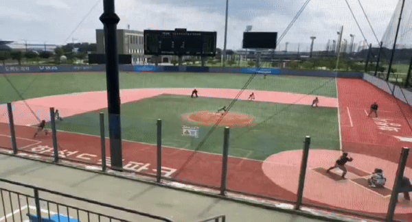 인천 서구 리틀야구단의 박석현군(12·인천 왕길초등학교 6학년)이 안타를 치는 모습. 학부모 제공