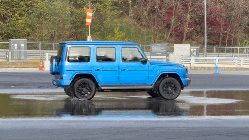 벤츠 G580 차량이 G-턴 기능을 이용해 제자리에서 뱅글뱅글 돌고 있다. 용인=강희경 기자