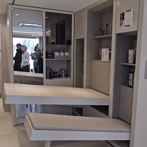 '힐스테이트 등촌역' 견본주택의 전용면적 59㎡A에 적용된 주방 특화 설계 '트랜스포밍 월&퍼니처'의 매립형 식탁과 의자. 움직이는 식탁 뒤로 보이는 거울 부분의 대형 수납장도 버튼으로 움직일 수 있다. 2024.11.29 [사진=이효정 기자 ]