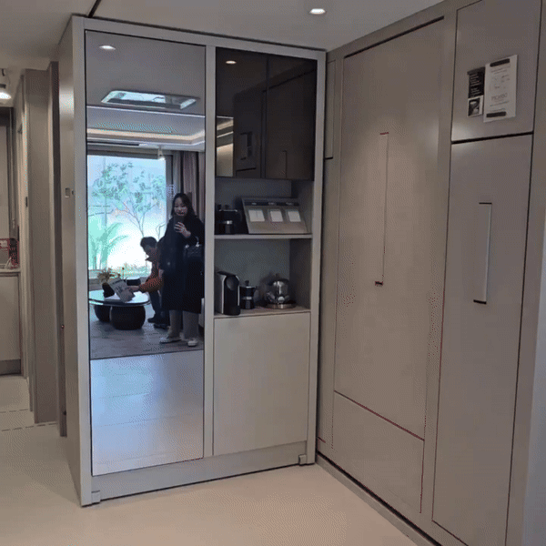 '힐스테이트 등촌역' 견본주택 전용 59㎡A에 적용된 주방 특화 설계 '트랜스포밍 월&퍼니처'의 식탁과 의자를 접은 후 뒷쪽의 대형 수납장도 버튼을 누르면 앞으로 이동해 수납장 뒷편으로 팬트리와 홈오피스로 활용 가능한 접이식 테이블과 의자가 있다. 2024.11.29 [사진=이효정 기자 ]