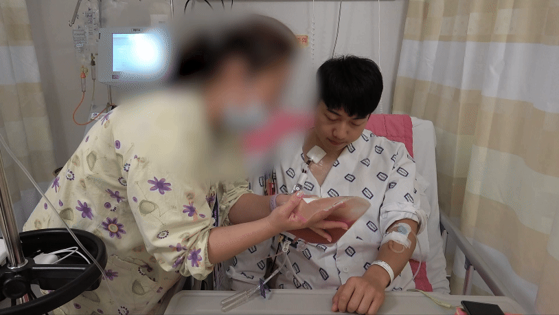 쇄골과 목 사이에 삽관한 모습. 기증시간 동안 손을 자유롭게 사용할 수 있었다. 영상=정혜미 PD