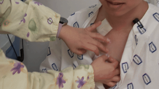 연결된 카테터를 통해 조혈모세포 이식 준비를 하고 있다. 영상=정혜미 PD