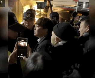 이준석 개혁신당 의원은 국회 출입 제한에 막혀 본회의에 참석하지 못했다. 이 의원은 출입을 막는 계엄군을 향해 "불법 계엄인데 비상계엄하에 못 연다니, 이건 내란죄다, 빨리 열어라. 너희 지금 표결하면 내란죄다. 사진 찍어 다 찍어. 이 XX 잡아가세요"라며 강하게 항의했다. MBC뉴스