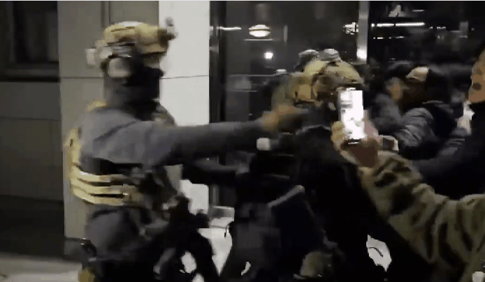 국회 앞 시민들이 계엄군의 진입을 막고 있다. [사진=온라인 커뮤니티]