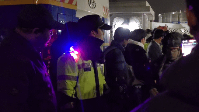 4일 오전1시30분쯤 서울 영등포 국회의사당에서 군병력이 철수하자 시민들이 박수를 치며 길을 열어 주고 있다. /영=이찬종 기자
