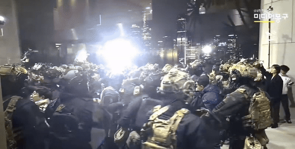 국회 진입을 시도했다가 밀쳐진 남성을 두 군인이 껴안고 차분하게 달랬다. /사진=유튜브 '미디어몽구' 캡처