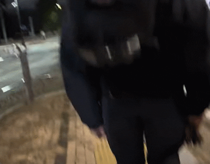 비상계엄으로 국회의사당에 투입됐다가 4일 새벽 철수하는 계엄군이 시민들에게 허리를 숙이며 사죄하고 있다. 유튜브 채널 허재현TV 캡처