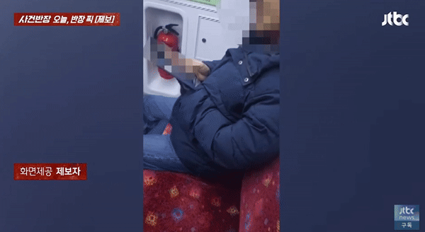 [서울=뉴시스] 지하철에서 한 노인이 휴대전화로 대놓고  '야동(음란물)'을 시청해 논란이 일고 있다. (사진= JTBC '사건반장') *재판매 및 DB 금지