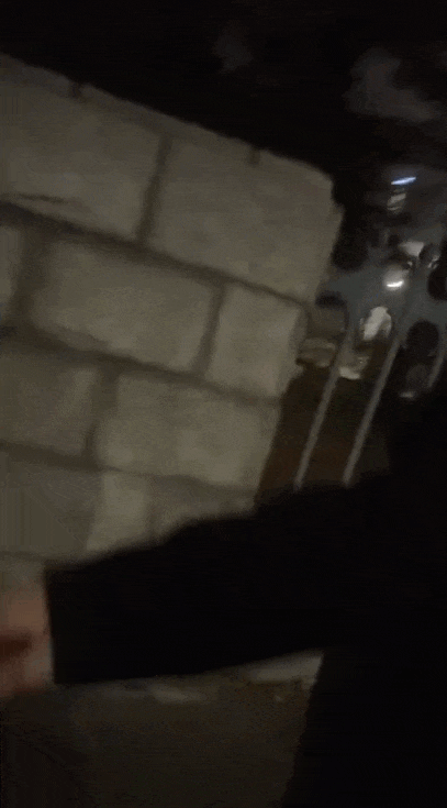 이재명 더불어민주당 대표가 3일 밤 국회 담장을 넘어 국회로 진입하는 모습을 생중계하고 있다. 이 대표 유튜브 영상 갈무리