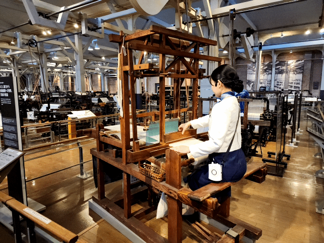 토요다 사키치가 발명한 수동 방직기 원형은 여전히 작동한다.  /사진=박찬규 기자