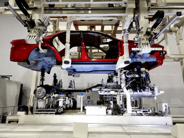 토요타의 JIT(즉시생산방식)을 살필 수 있는 엔진과 섀시의 자동 조립 장치. 라인을 따라 앞으로 이동하며 위-아래 구조물이 결합하게 되는데 생산시간을 크게 절약할 수 있다. 현재는 여러 회사에서 보편화된 생산방식이다. /사진=박찬규 기자