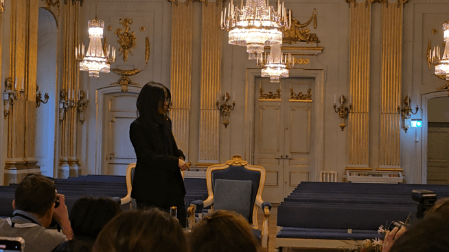 6일 스웨덴 스톡홀름 노벨박물관에서 진행된 기자회견에 한강 작가가 참석, 착석하고 있다. 스톡홀름=신은별 특파원