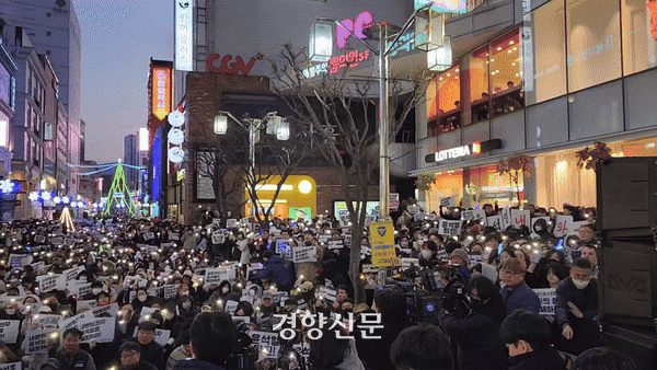 윤석열 대통령에 대한 탄핵 표결이 진행된 7일 오후 대구 중구 동성로 일대에서 열린 ‘윤석열 퇴진 대구시국회의’ 참석자들이 구호를 외치고 있다. 김현수 기자