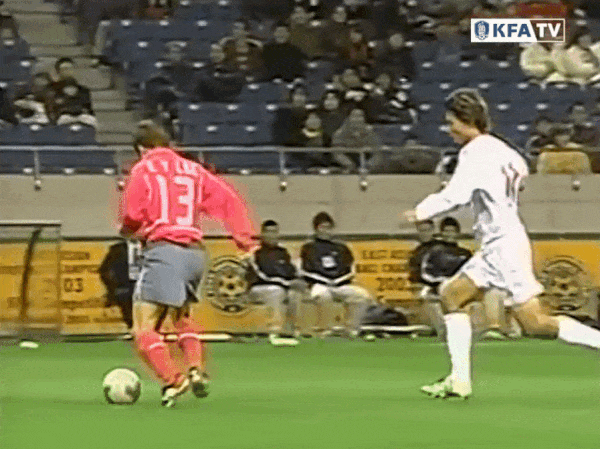 2003년 12월 동아시안컵 대회에서 대한민국 축구 국가대표팀 이을용이 자신에게 계속해서 거친 태클을 하던 중국 선수의 뒤통수를 때리는 모습. 이 장면은 '을용타'라고 불리며 인터넷 밈이 됐다. /사진=유튜브 채널 KFATV 갈무리