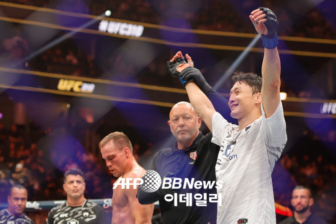 '슈퍼보이' 최두호, 완벽한 부활!...화끈한 TKO승으로 8년 만에 UFC 2연승