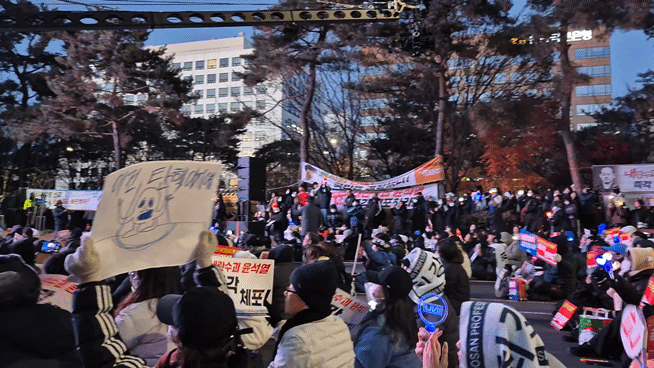 8일 오후 서울 여의도 국회의사당 앞에서 진행된 윤석열 대통령 탄핵 촉구 집회에 아이돌 응원봉을 든 시민들이 참석해 구호를 외치고 있다. /영상=박진호 기자