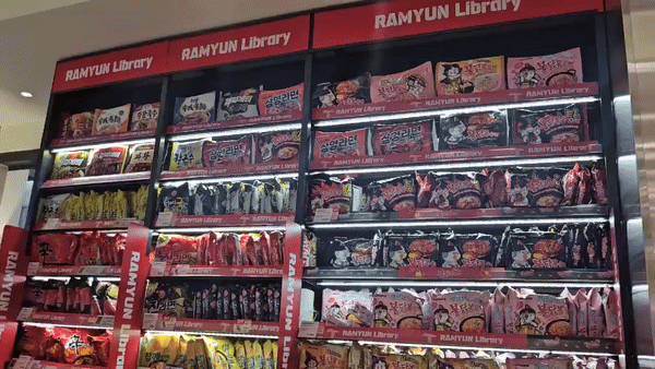 [서울=뉴시스] 이현주 기자='K푸드 특화편의점'인 CU명동역점 내 라면 코너 모습. 2024.12.06. juicy@newsis.com *재판매 및 DB 금지