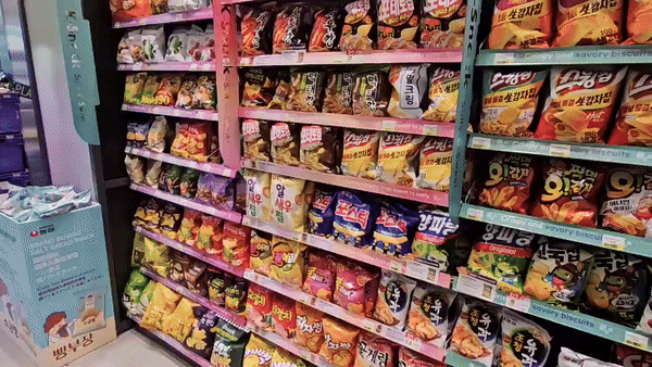 [서울=뉴시스] 이현주 기자=CU 명동역점 내 위치한 K스낵 코너 모습. 2024.12.06. juicy@newsis.com *재판매 및 DB 금지
